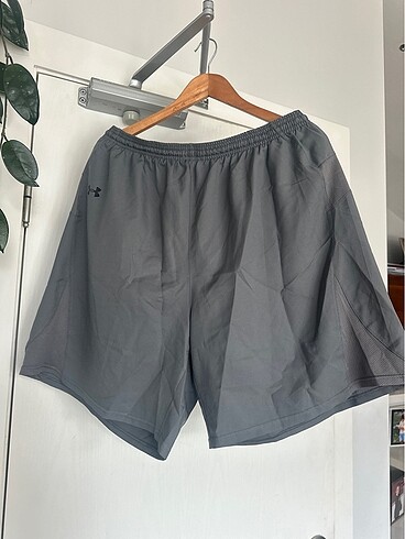Spor şortu orıjinal marka under armour