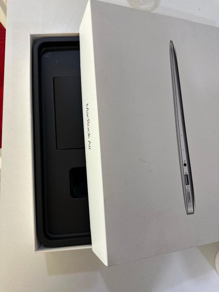 Gri MacBook Air Dizüstü Bilgisayar - Görsel 4