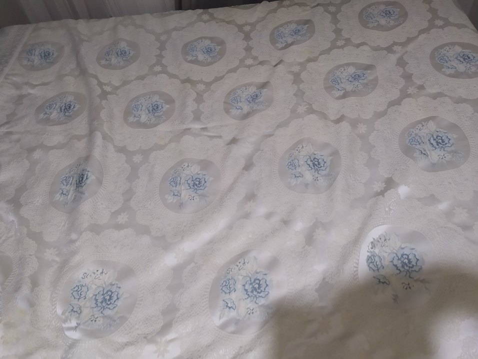 Gri Nakışlı Beyaz Yatak Örtüsü - Görsel 4