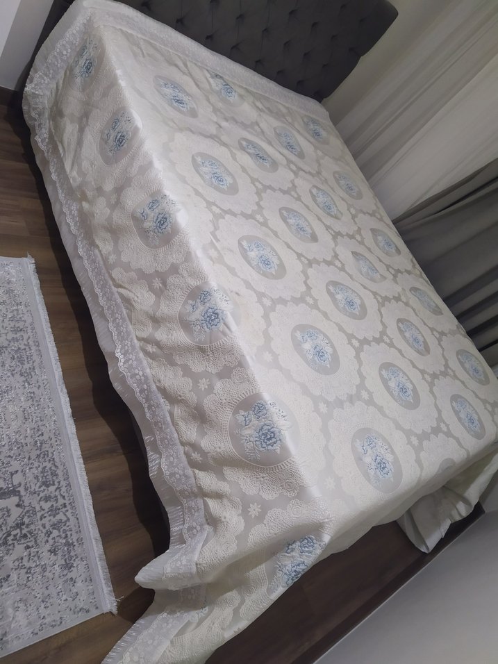 Gri Nakışlı Beyaz Yatak Örtüsü - Görsel 3