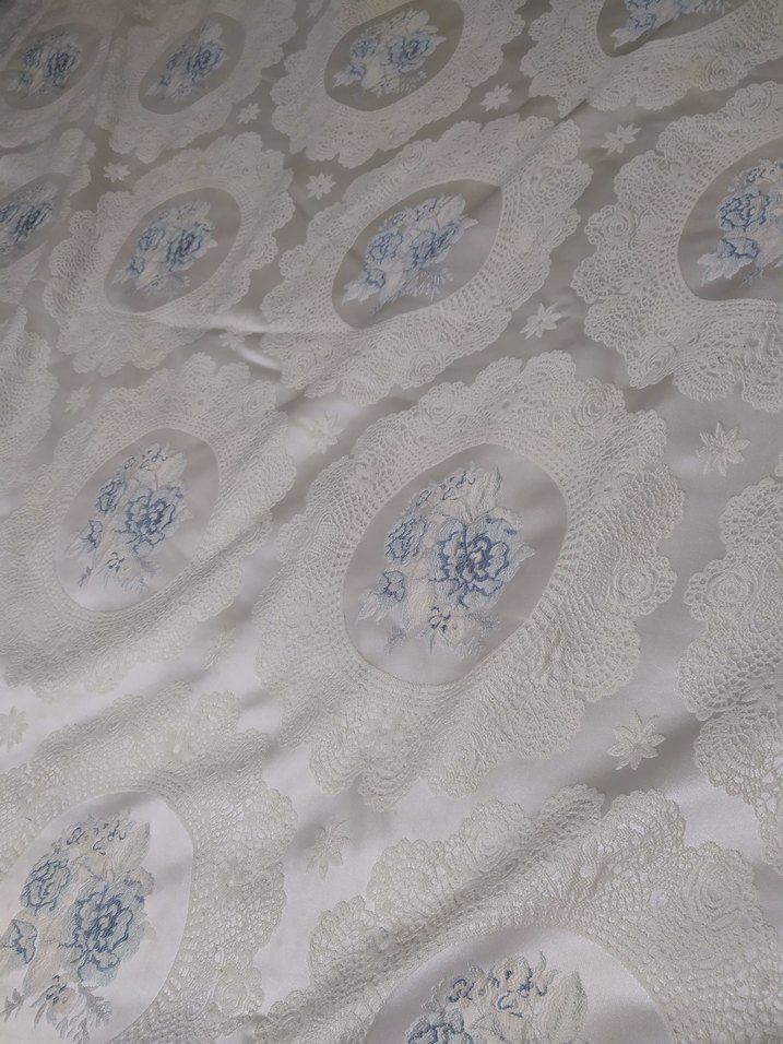 Gri Nakışlı Beyaz Yatak Örtüsü - Görsel 2