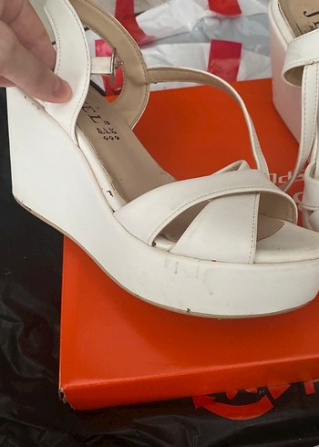 Beyaz Kadın Dolgu Topuklu Sandalet