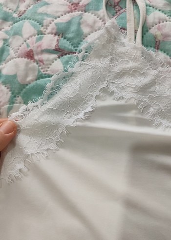 Dantel Detaylı Beyaz V Yakalı Kadın Atlet - Görsel 3