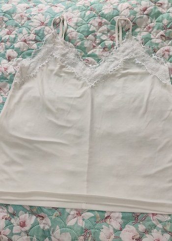 Dantel Detaylı Beyaz V Yakalı Kadın Atlet - Görsel 2