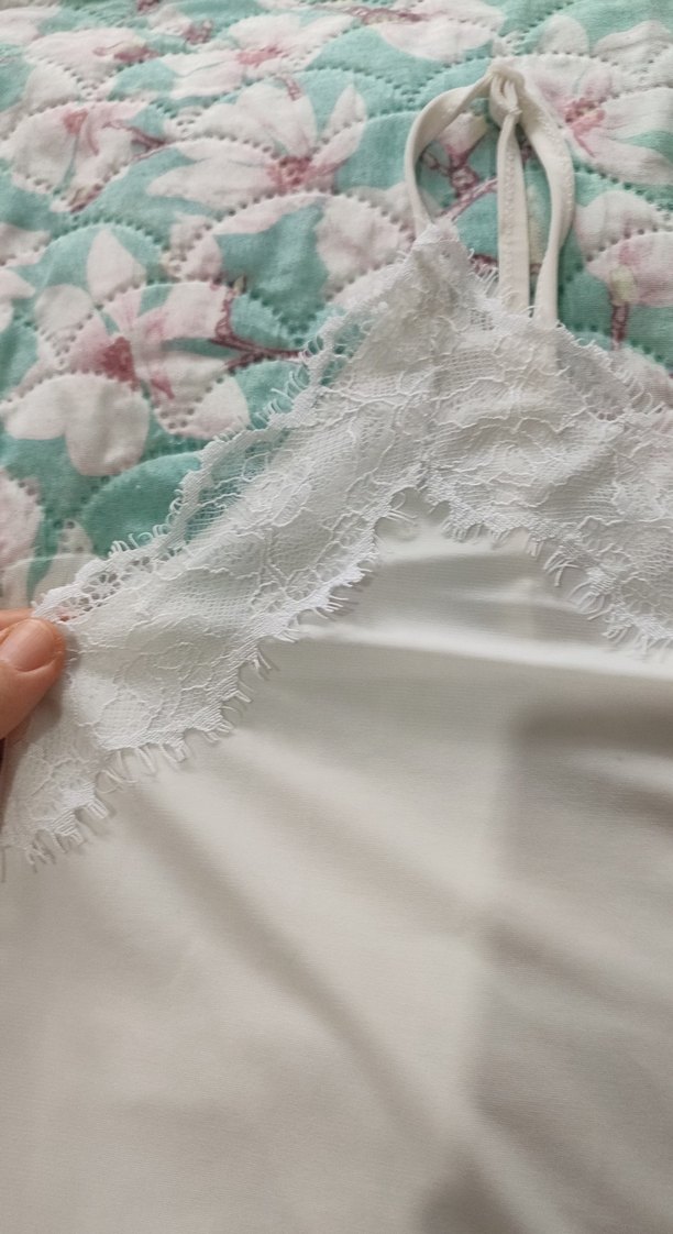 Dantel Detaylı Beyaz V Yakalı Kadın Atlet - Görsel 3