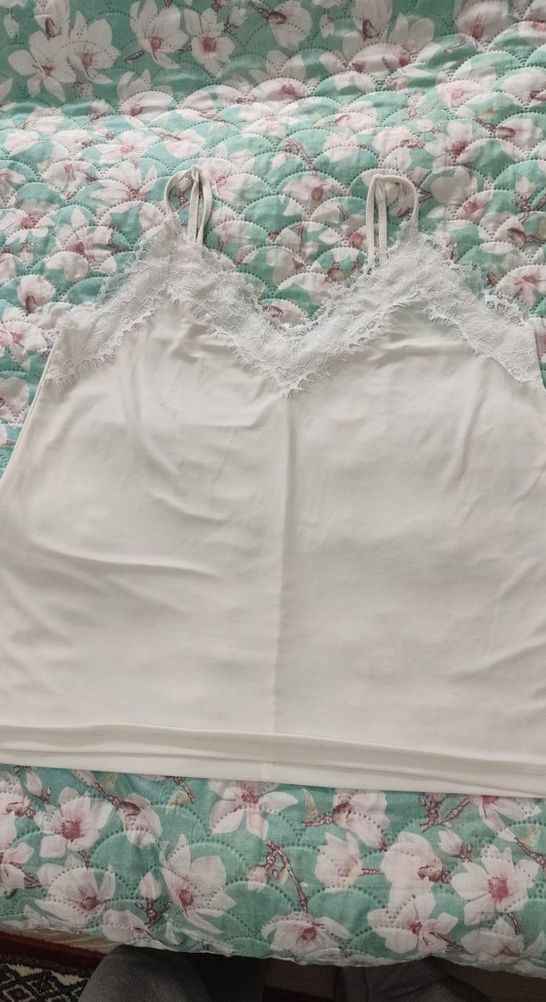 Dantel Detaylı Beyaz V Yakalı Kadın Atlet - Görsel 2