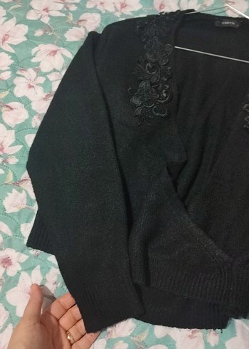 Siyah V Yaka Nakışlı Triko Kazak - Görsel 5