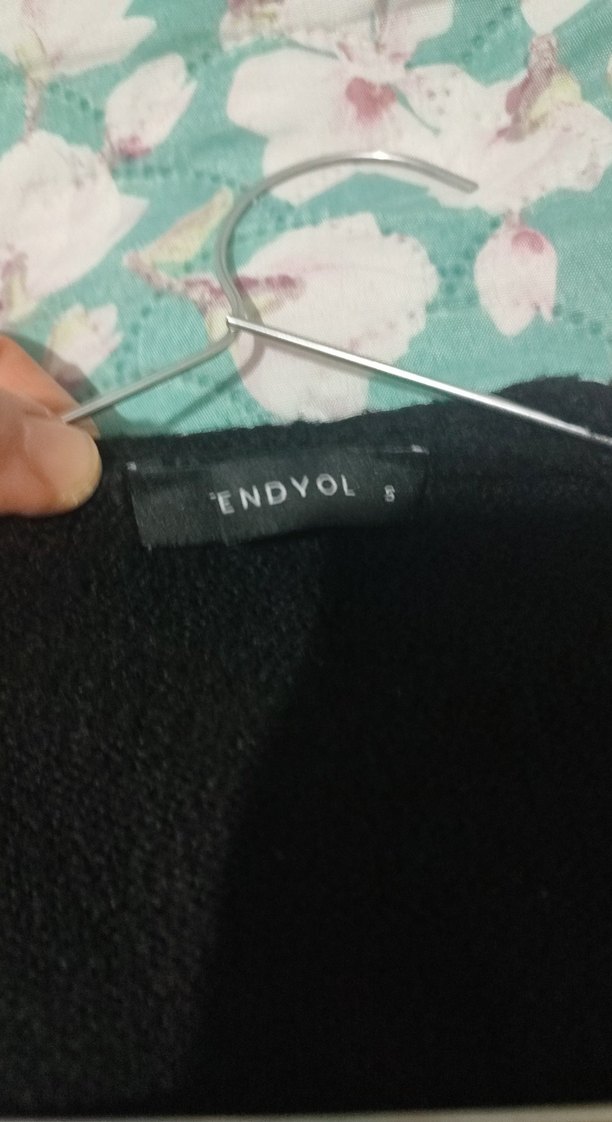 Siyah V Yaka Nakışlı Triko Kazak - Görsel 4