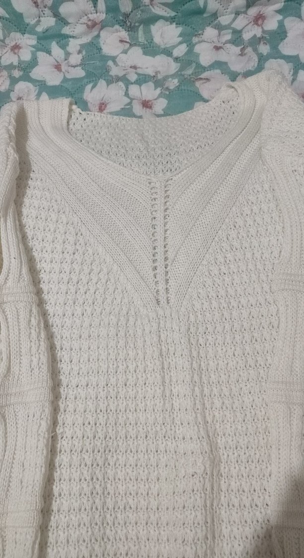 Beyaz V Yaka Örgü Kadın Kazak - Görsel 4