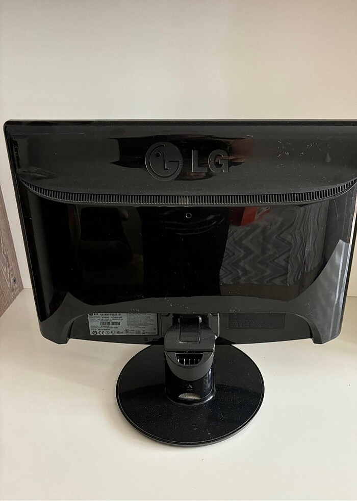 LG Flatron W1952S Monitör - Görsel 2