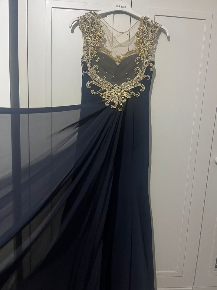 Altın İşlemeli V Yakalı Uzun Abiye Elbise - Görsel 5