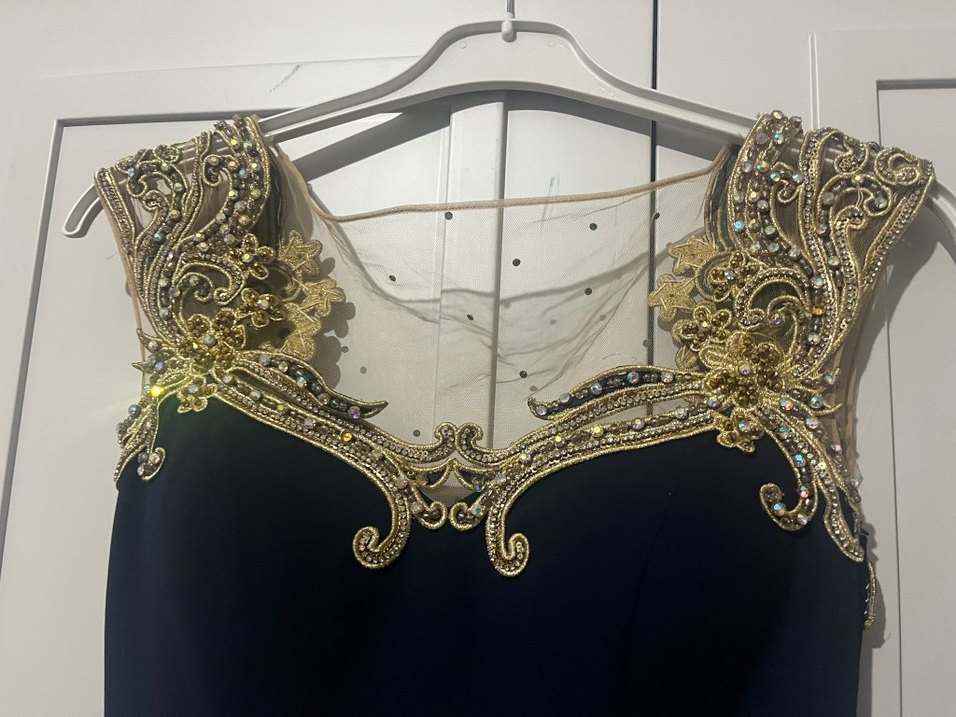 Altın İşlemeli V Yakalı Uzun Abiye Elbise - Görsel 4