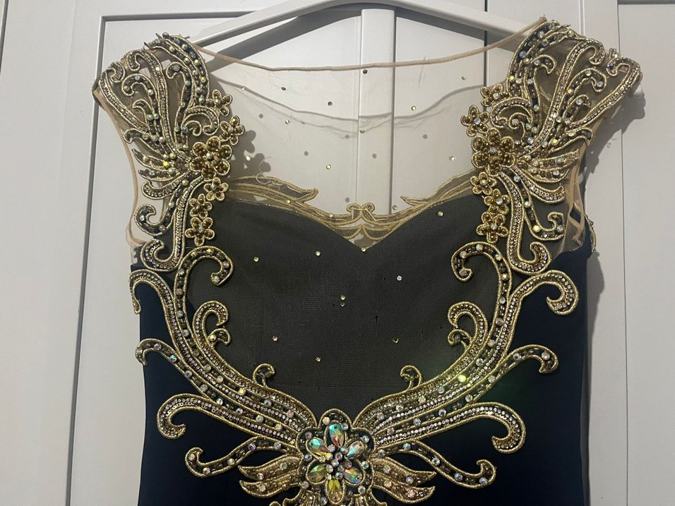 Altın İşlemeli V Yakalı Uzun Abiye Elbise - Görsel 2