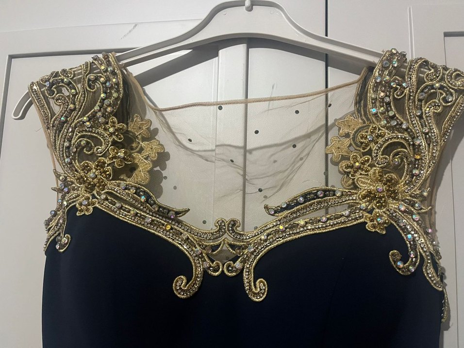 Altın İşlemeli V Yakalı Uzun Abiye Elbise - Görsel 3