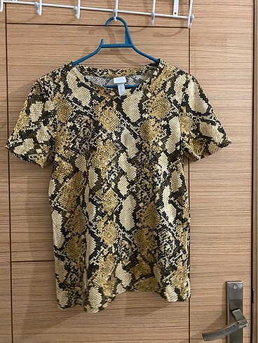 H&M markalı yılan derisi desenli tişört