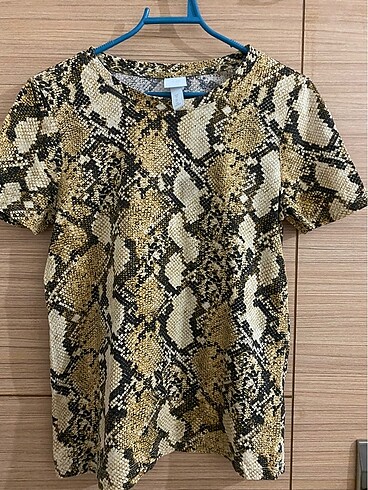 xs Beden H&M markalı yılan derisi desenli tişört