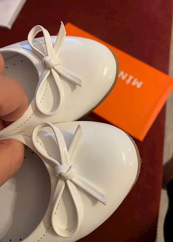 Kız Çocuk Beyaz Fiyonklu Rugan Babet Ayakkabı - Görsel 2