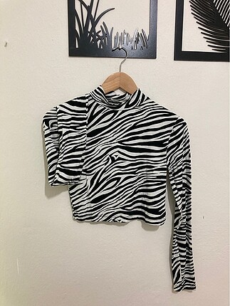 Urban Outfitters zebra desenli crop