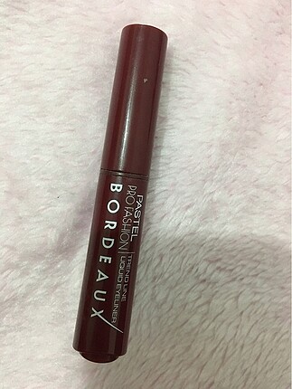 Pastel bordo eyeliner