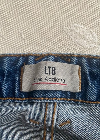 Düğmeli Mavi kadın
Denim Pantolon LTB marka - Görsel 3