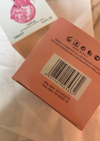 Bir fıs sıkılmış Parfüm - Görsel 3