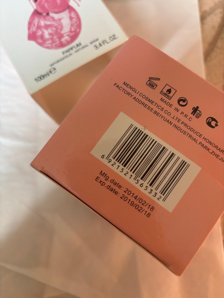 Bir fıs sıkılmış Parfüm - Görsel 3