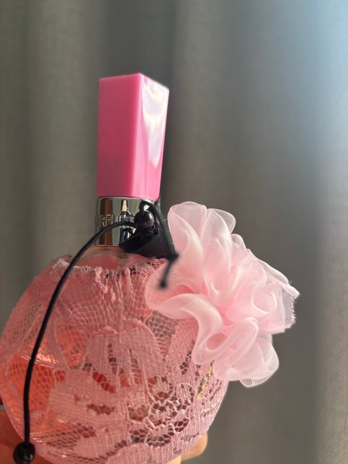 Bir fıs sıkılmış Parfüm - Görsel 4