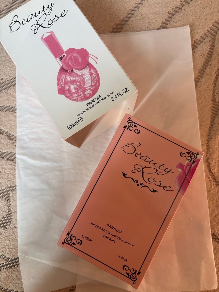 Bir fıs sıkılmış Parfüm - Görsel 2