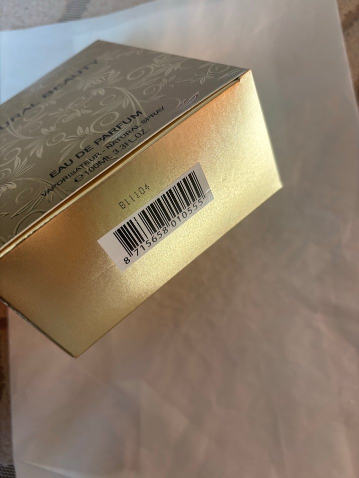 Bir fıs sıkılmış Parfüm 100 ml - Görsel 3