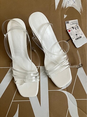 38 Beden beyaz Renk BERSHKA Vinil Sandalet