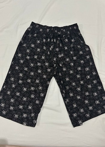 Siyah Batik Desenli Kadın Bermuda Şort
