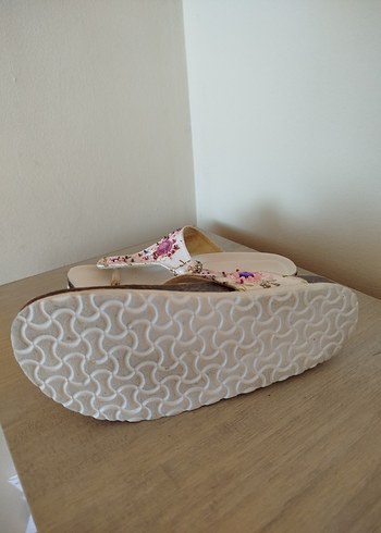 Nakışlı ve Boncuklu Beyaz Dolgu Topuk Terlik - Görsel 3