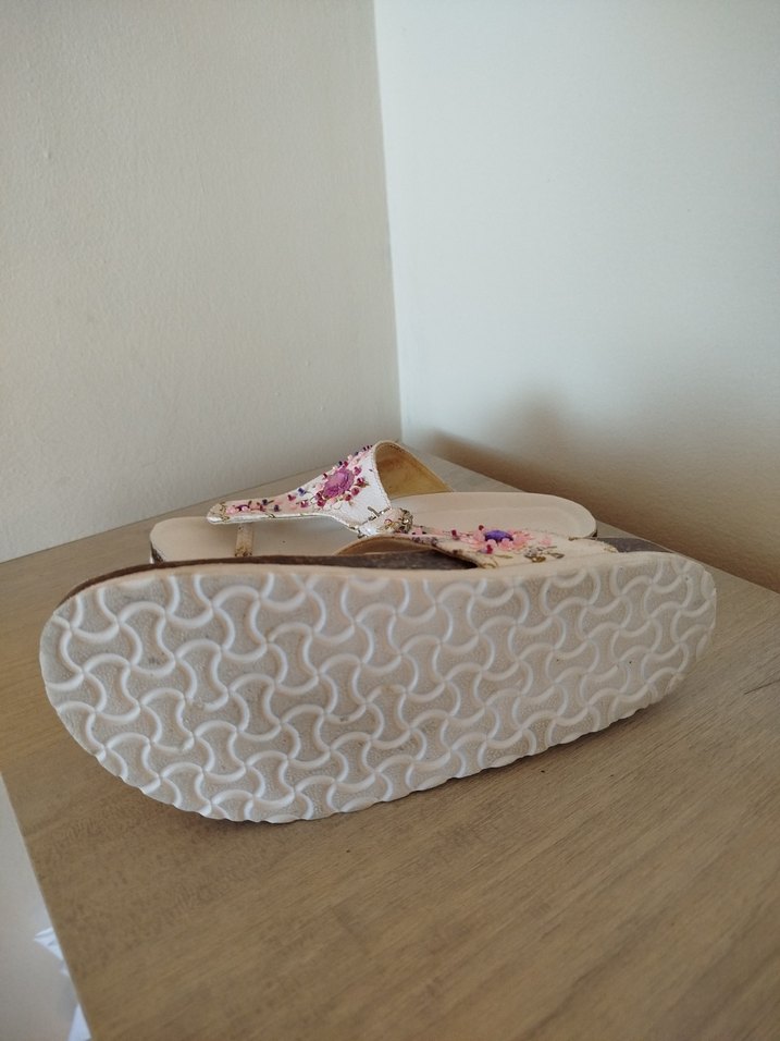 Nakışlı ve Boncuklu Beyaz Dolgu Topuk Terlik - Görsel 3