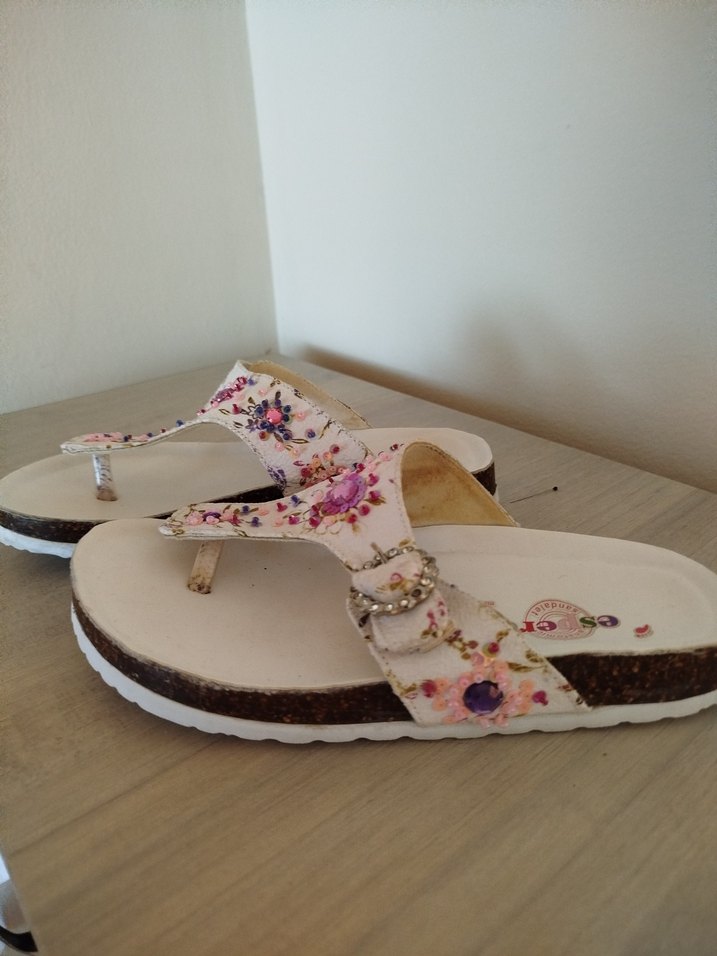 Nakışlı ve Boncuklu Beyaz Dolgu Topuk Terlik - Görsel 2