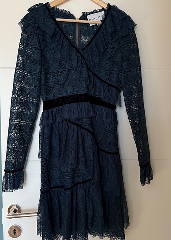 Uzun Kollu Lacivert Nakışlı Fırfırlı Elbise - Görsel 2