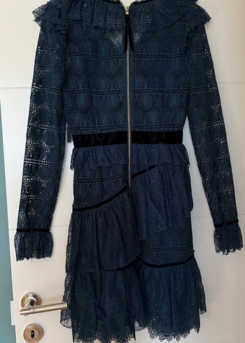 Uzun Kollu Lacivert Nakışlı Fırfırlı Elbise - Görsel 3