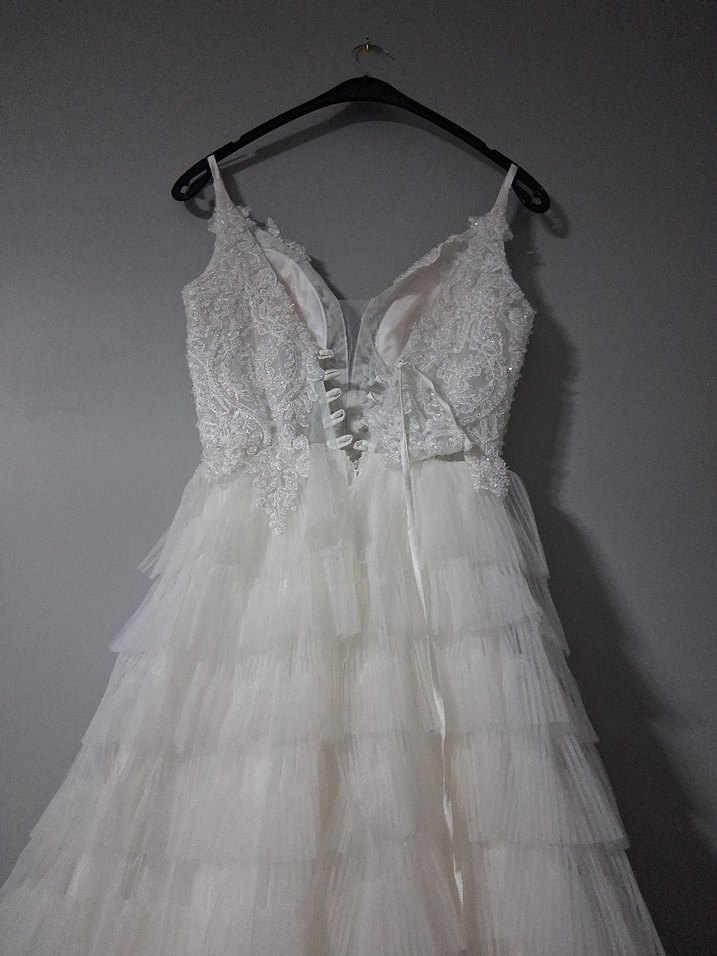 V yaka, ince askılı uzun gelinlik - Görsel 4