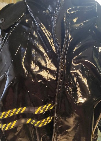 Zara Siyah Parlak Gotik yagmurluk