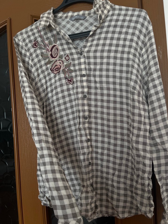 Gri Nakışlı Düğmeli Kadın Gömlek - Görsel 2