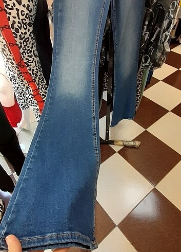 Tarz ful likralı İspanyol paça jeans  - Görsel 3