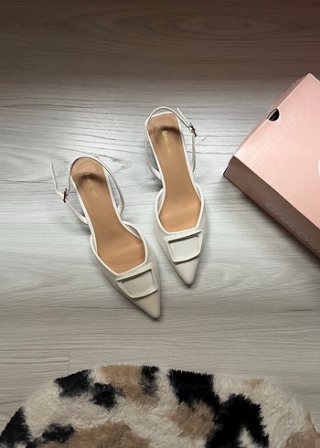 Beyaz Tokalı Stiletto Kadın Ofis Ayakkabısı