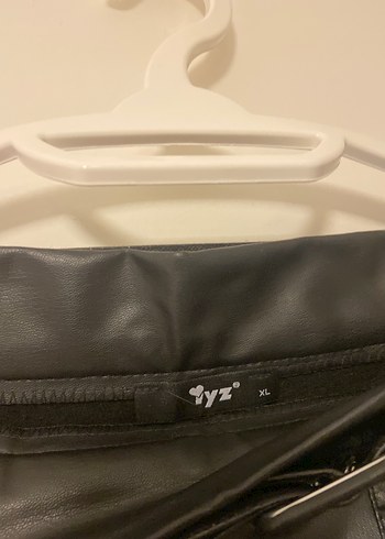 Kemerli Siyah Deri Kadın Şort - Görsel 3