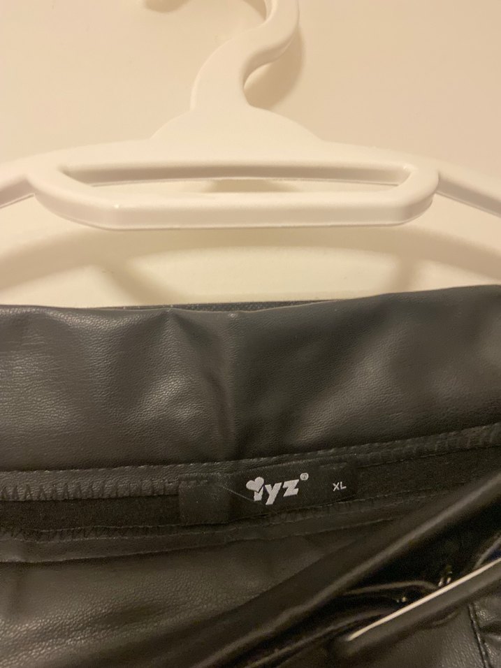 Kemerli Siyah Deri Kadın Şort - Görsel 3