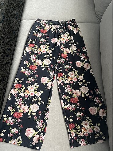 Stradivarius Çiçek Desenli Pantolon