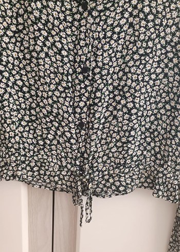 bershka Düğmeli V Yaka Çiçek Desenli Bluzu - Görsel 2