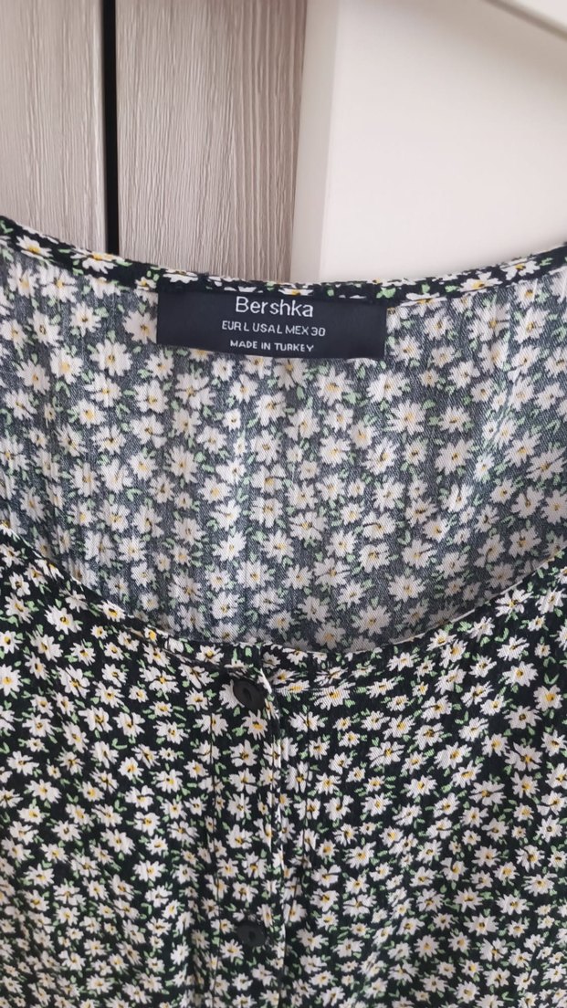 bershka Düğmeli V Yaka Çiçek Desenli Bluzu - Görsel 4