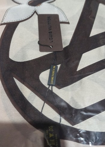 Drapeli Siyah Parisli Kadın Şalı - Görsel 3