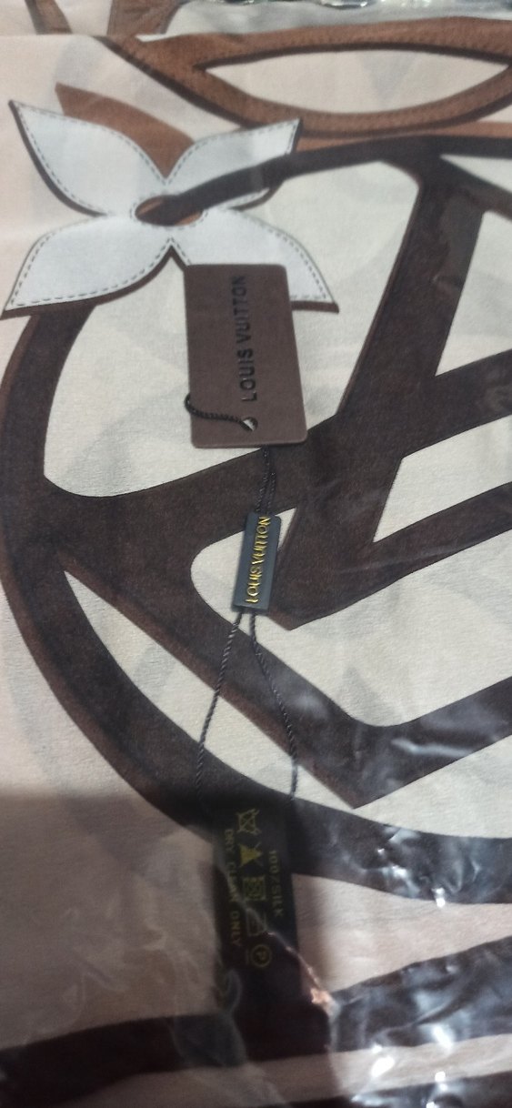 Drapeli Siyah Parisli Kadın Şalı - Görsel 3