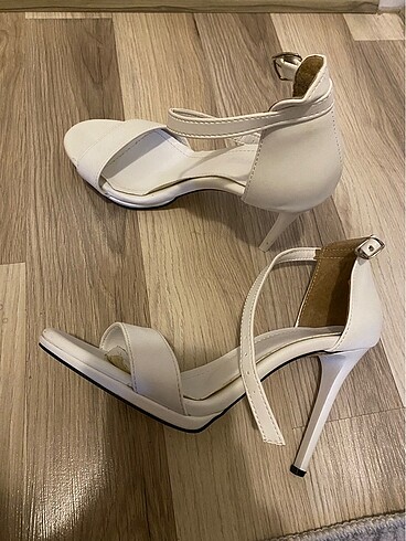 Butigo Beyaz ince topuklu ayakkabı