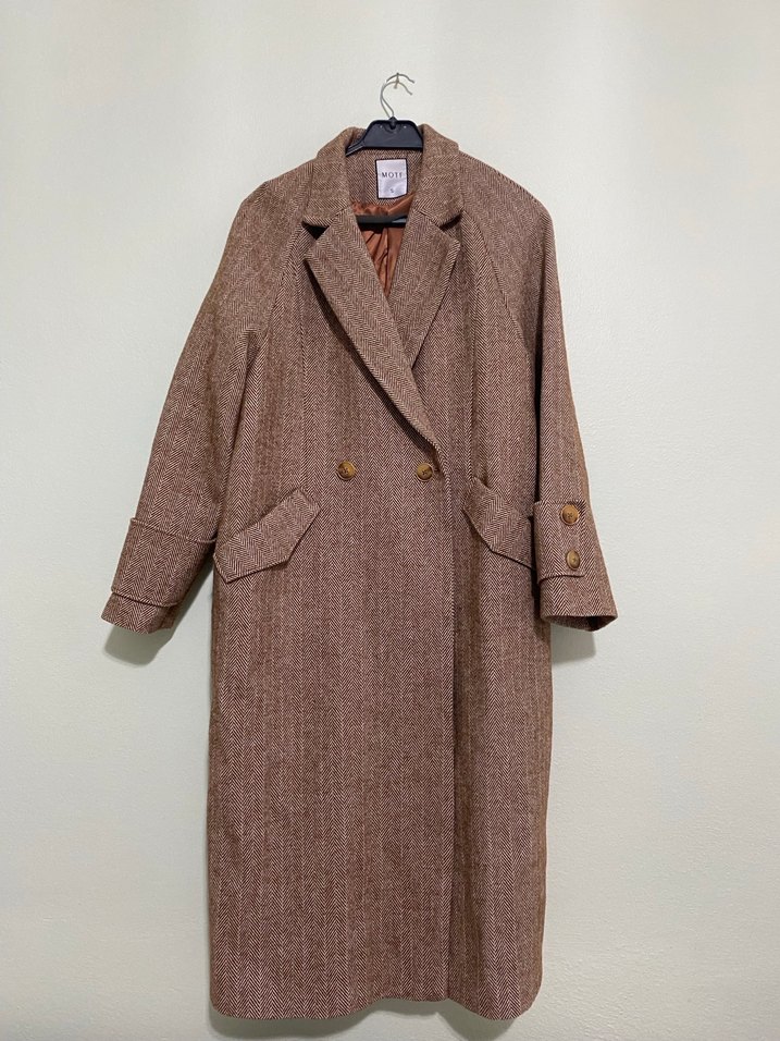 Uzun kahverengi düğmeli kaban - Görsel 2